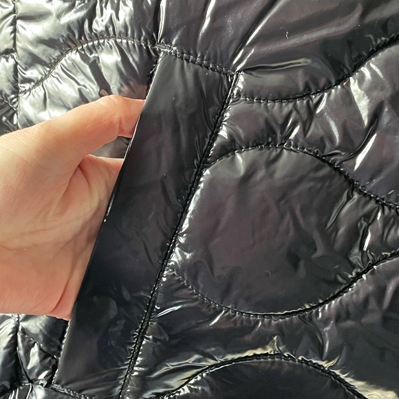 ILSE JACOBSEN GLOSSY QUILTED VEST | BLACK
Sizes 6 and 8 - Picture 6 of 10